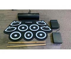 Asmuse 9 pad portable drum set with pedals, speaker and drum sticks. Bluetooth/mp3/Rec. able. Xpost