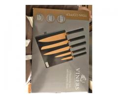 Knife set with magnetic block